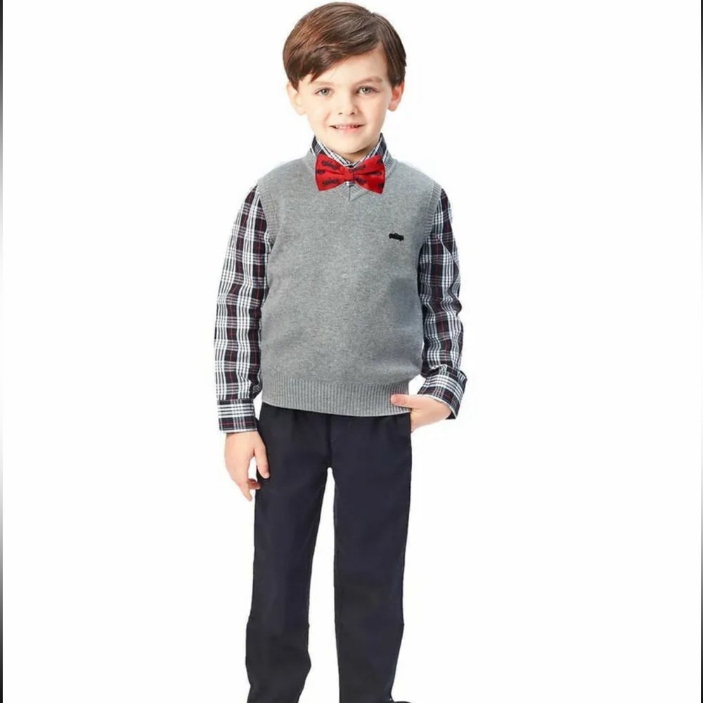 🛻4T boys 4 piece outfit with the cutest little bow tie